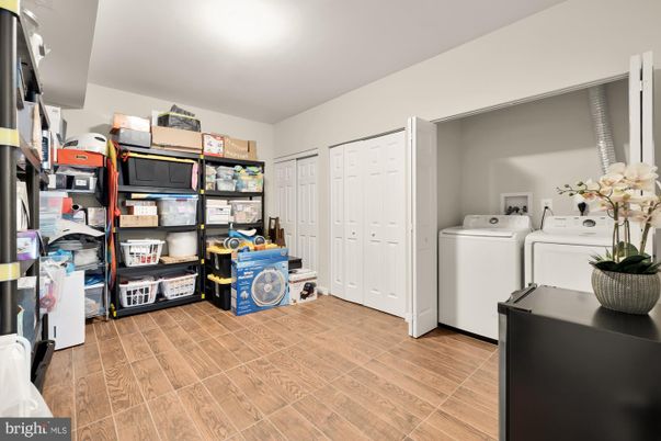 Interior, Washer, Wood Texture Flooring