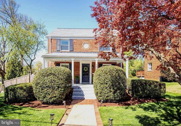 Exterior, Facade, Brick Facade, American Foursquare
