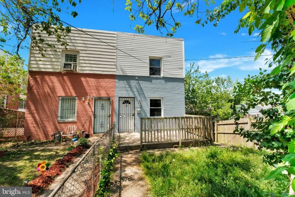 Exterior, Facade, Brick Facade, Rowhouse