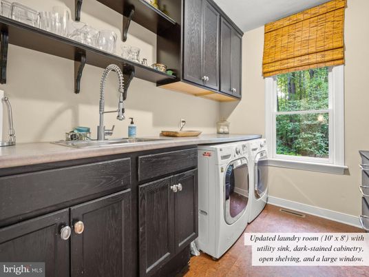 Interior, Washer, Wood Texture Flooring