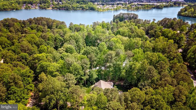 Exterior, Lake