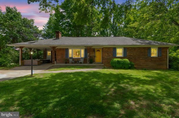 Backyard, Exterior, Facade, Brick Facade, Ranch