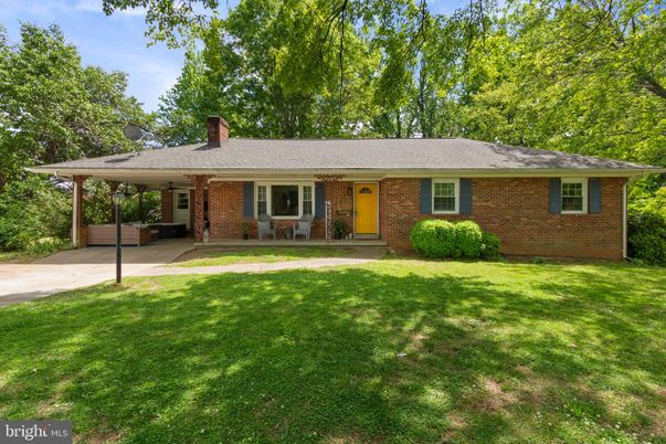 Exterior, Facade, Brick Facade, Ranch