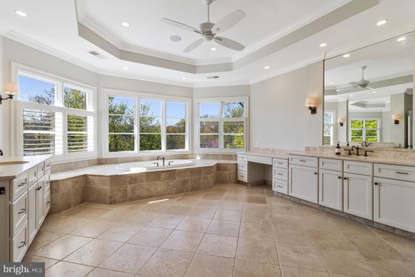 Bathroom, Dual Sink Vanities, Interior, Recessed Lighting