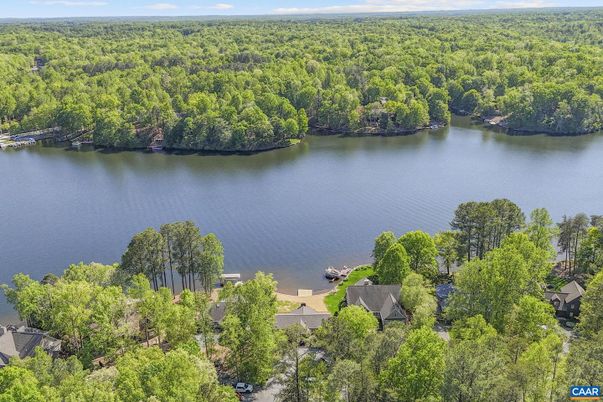 Exterior, Lake