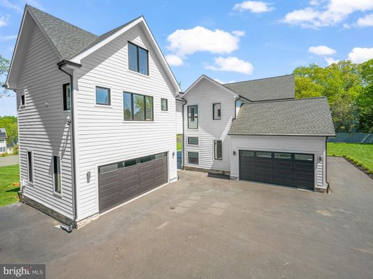 Attached, Exterior, Facade, Farmhouse
