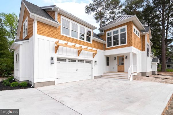Attached, Exterior, Facade, Farmhouse