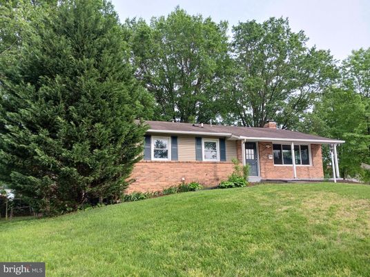 Backyard, Exterior, Facade, Brick Facade, Ranch