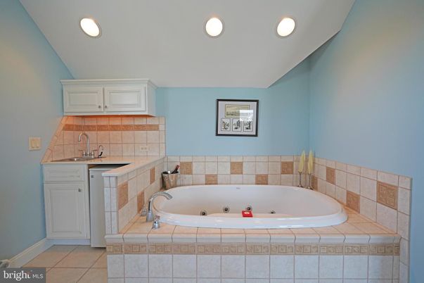 Bathroom, Interior, Recessed Lighting