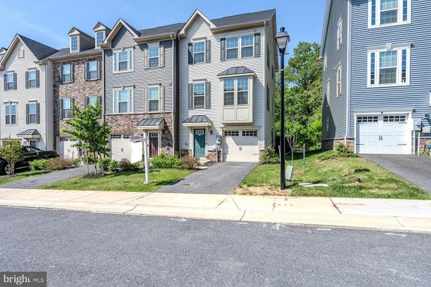 Attached, Exterior, Facade, Rowhouse