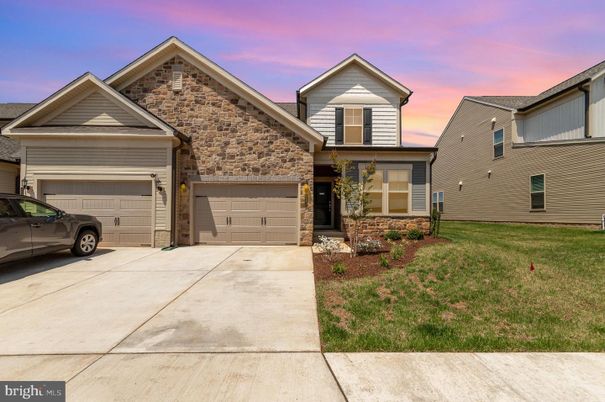 Attached, Exterior, Facade, American Craftsman