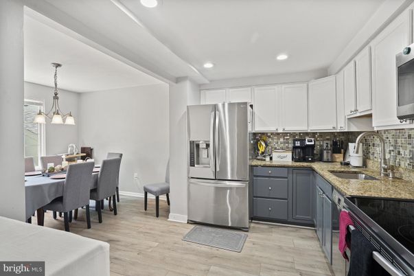 Dining room, Interior, Kitchen, Pendant Lights, Recessed Lighting, Stainless Steel Appliances, Wood Texture Flooring