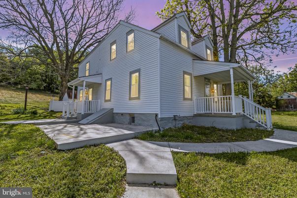 Backyard, Exterior, Facade, Queen Anne Victorian