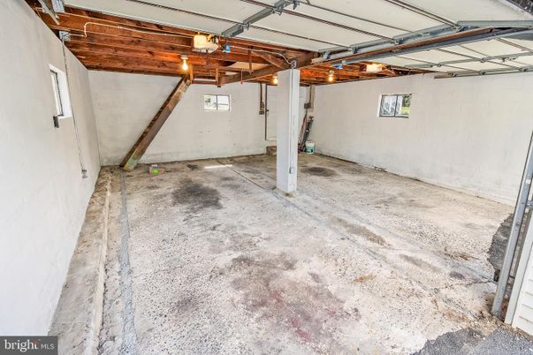 Garage, Interior, Wooden Beams