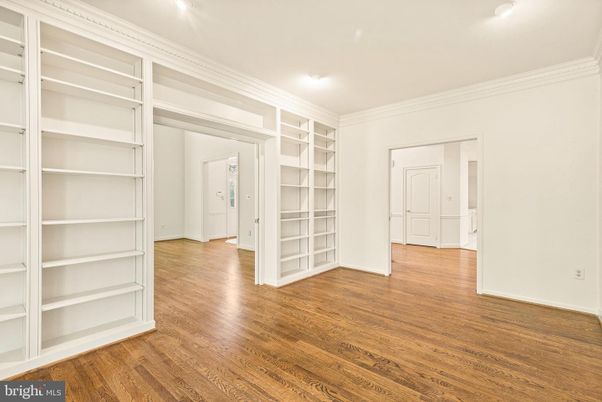 Empty room, Interior, Recessed Lighting, Walk-in Closets, Wood Texture Flooring