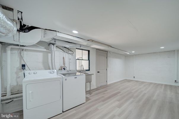 Interior, Recessed Lighting, Washer, Wood Texture Flooring