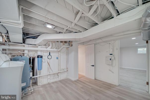 Interior, Recessed Lighting, Washer, Wood Texture Flooring