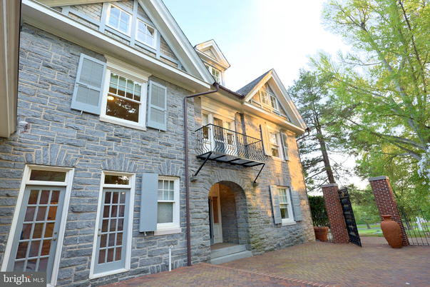 Exterior, Facade, None