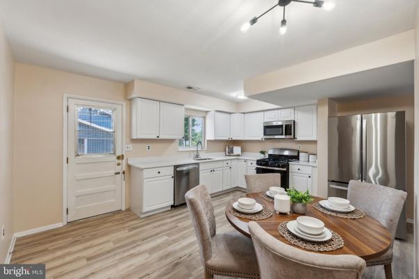 Dining room, Interior, Kitchen, Stainless Steel Appliances, Wood Texture Flooring