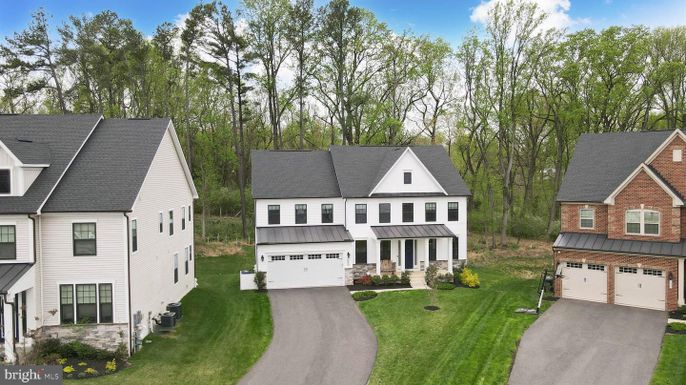 Attached, Exterior, Facade, Farmhouse