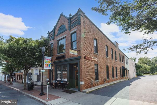 Exterior, Facade, Brick Facade, Chicago School