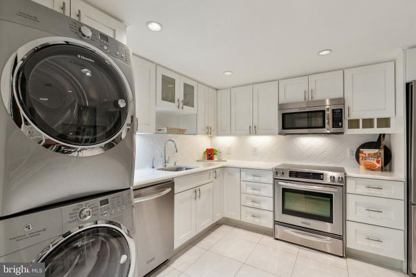Interior, Kitchen, Recessed Lighting, Stainless Steel Appliances, Washer