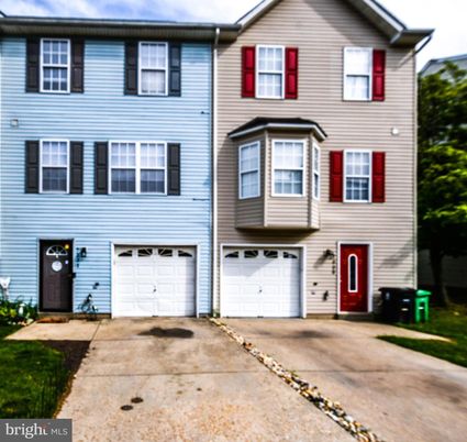 Attached, Exterior, Facade, Rowhouse