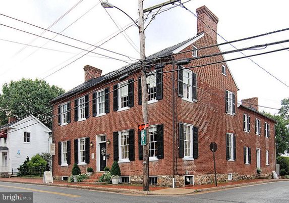 Exterior, Facade, Brick Facade, Georgian