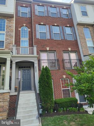 Exterior, Facade, Brick Facade, Rowhouse