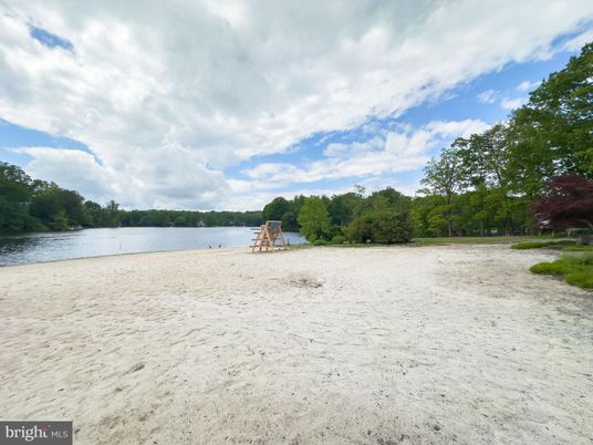 Exterior, Lake