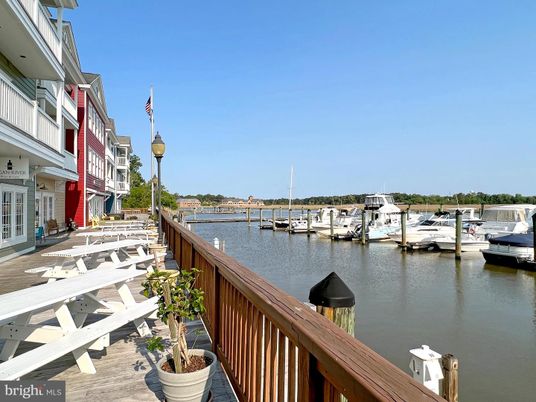 Exterior, Lake
