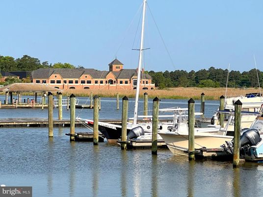 Exterior, Lake
