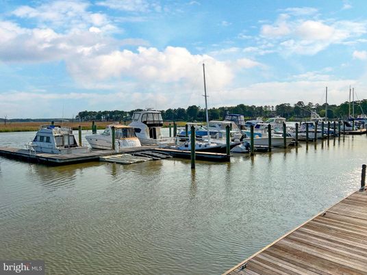 Exterior, Lake