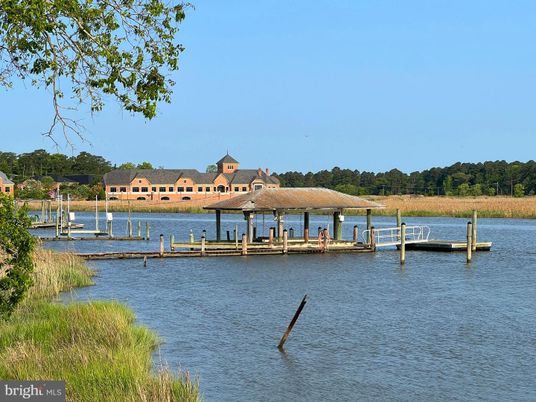Exterior, Lake