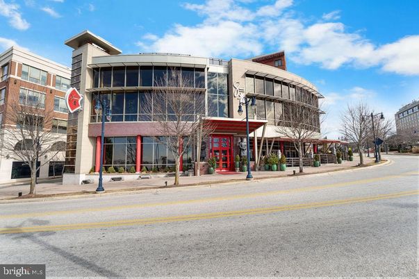 Exterior, Facade, Modern