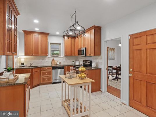 Dining room, Interior, Kitchen, Pendant Lights, Recessed Lighting, Stainless Steel Appliances