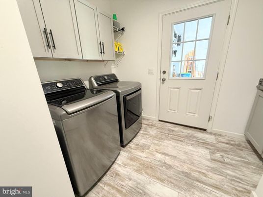 Interior, Washer, Wood Texture Flooring