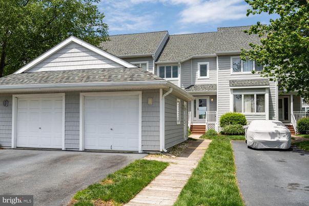 Attached, Exterior, Facade, Farmhouse