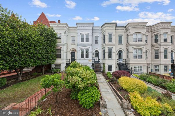 Exterior, Facade, Rowhouse