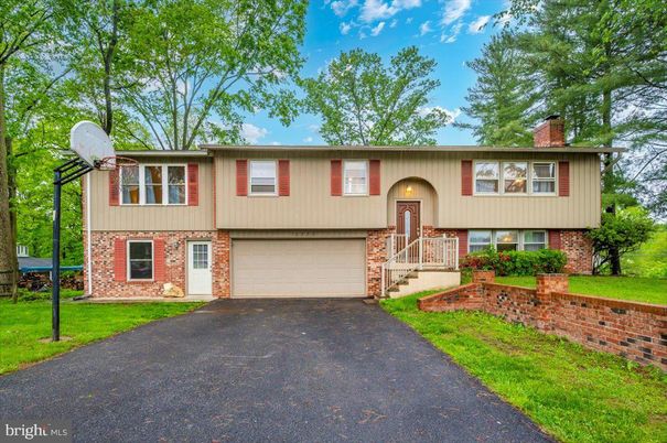 Attached, Exterior, Facade, Brick Facade, Raised Ranch