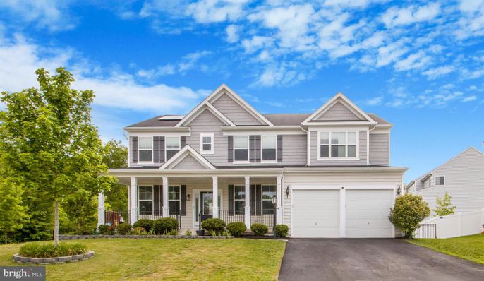 Attached, Exterior, Facade, Farmhouse