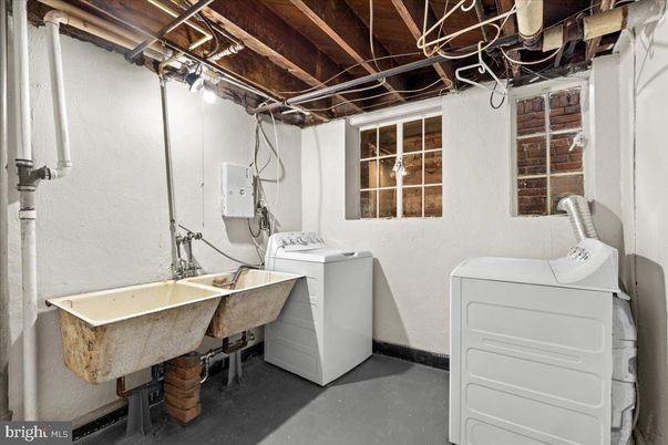 Interior, Washer, Wooden Beams