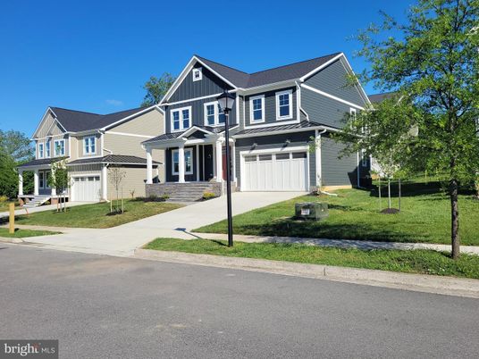 Attached, Exterior, Facade, Farmhouse
