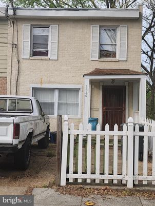 Exterior, Facade, Rowhouse