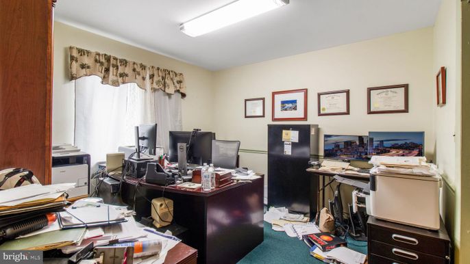 Home Office, Interior
