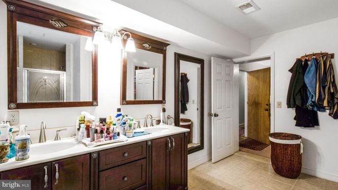 Bathroom, Dual Sink Vanities, Interior