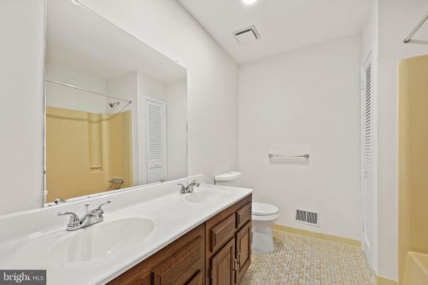 Bathroom, Dual Sink Vanities, Interior, Recessed Lighting