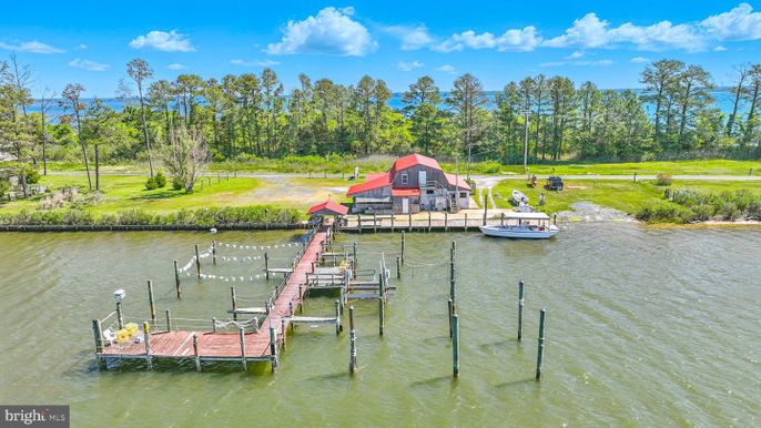 Exterior, Lake