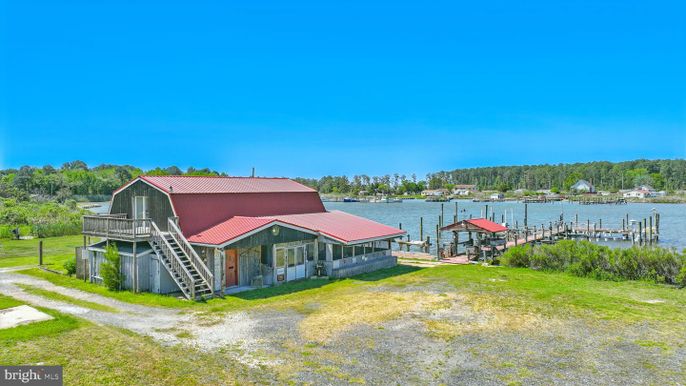 Exterior, Lake