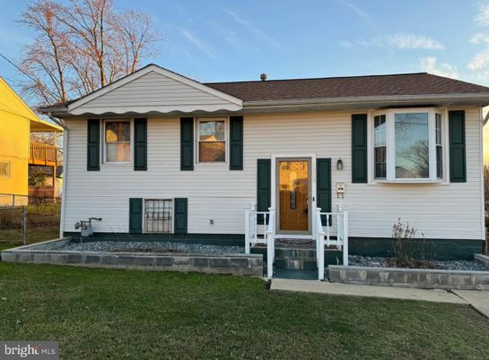 Exterior, Facade, Raised Ranch